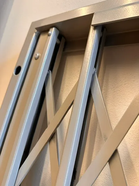 Nůžková dvoukřídlá — detail mechanismu