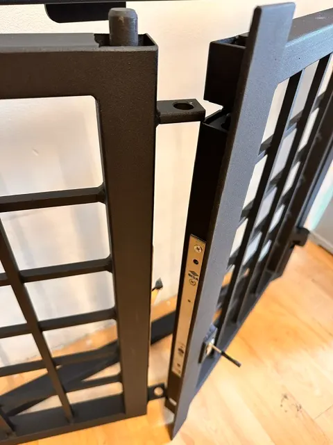 Dvoukřídlá mříž — detail kliky
