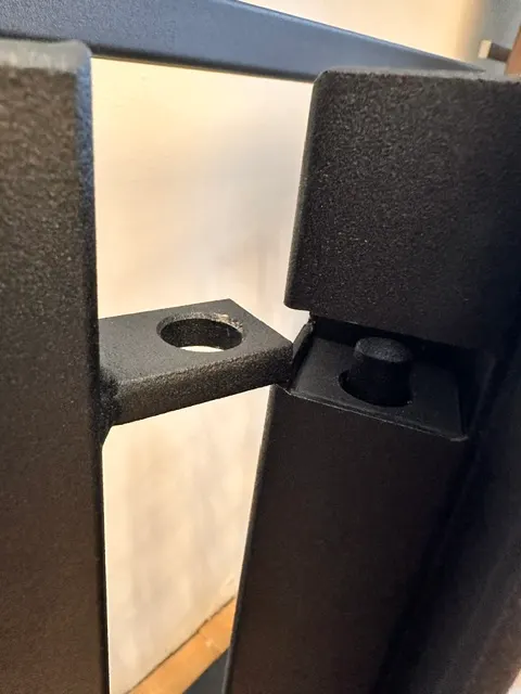 Dvoukřídlá mříž — detail zamykání