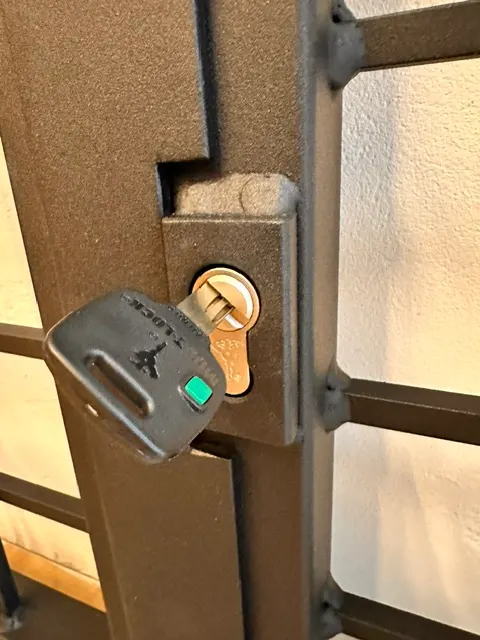Jednokřídlá mříž — detail zámku
