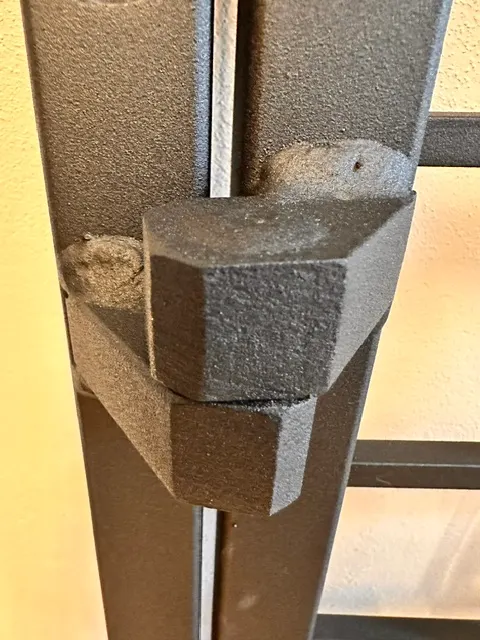 Jednokřídlá mříž — detail závěsu