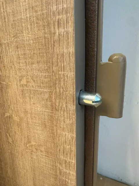 MASTERDOOR AD RC2 — detail pasivního čepu na straně závěsů