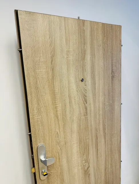 Detail jistícího čepu na hraně dveří