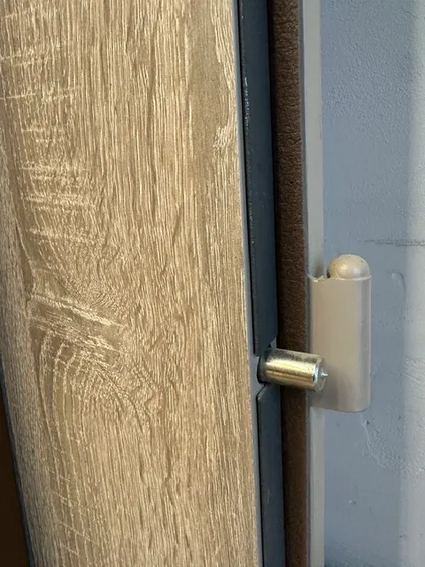 Detail závěsu a hrany rámu