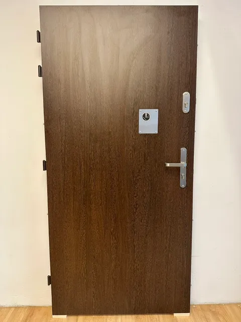 MASTERDOOR AD RC4 — tmavé dveře s kombinačním zámkem