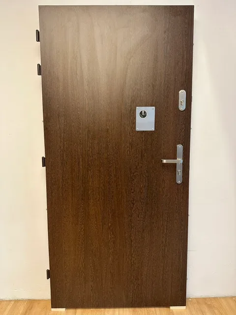 MASTERDOOR AD RC4 — tmavé dveře s kombinačním zámkem
