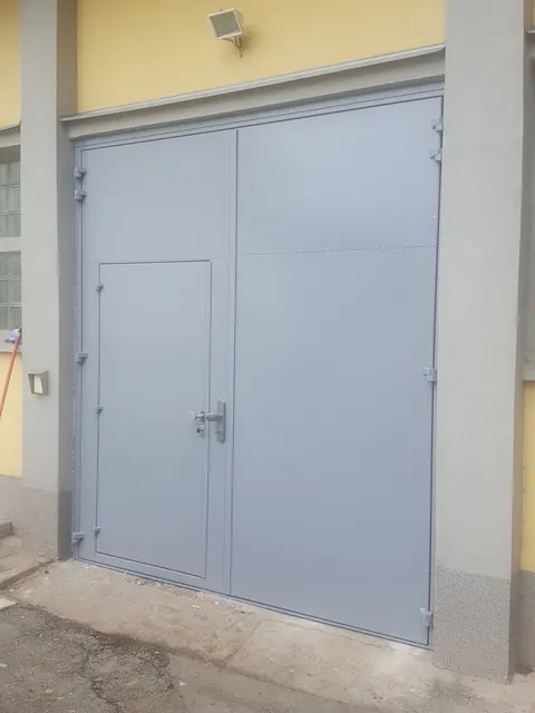Bezpečnostní dvoukřídlá vrata se dveřmi