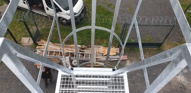 Žebřík s lávkou na střechu